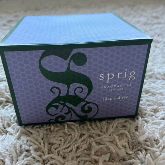 NEST Fragrance Sprig Candle Holiday Spiced Lilac And Ivy 17.5oz 3 Wick - Picture 1 of 8
